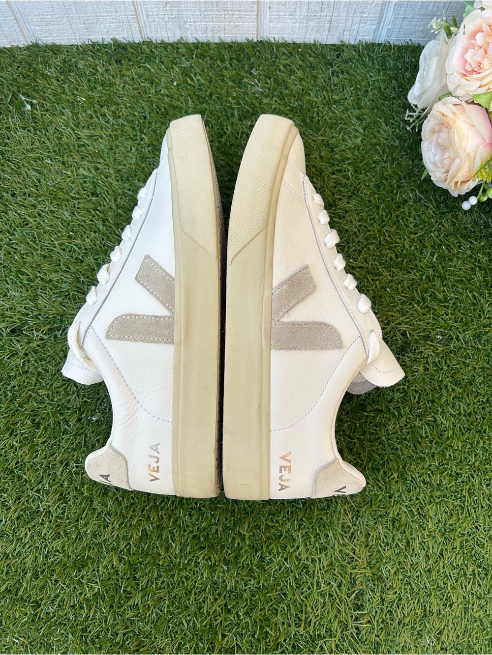 VEJA White Leather low top sneakers White leather light grey suede logo  size 8 - Picture 13 of 16